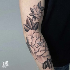 tatuaje_codo_flores_logiabarcelona_laia_desole